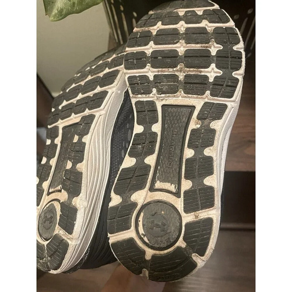 Under Armor Woman’s Black Charged Intake Tennish Athletic Shoes 6 - Picture 4 of 9